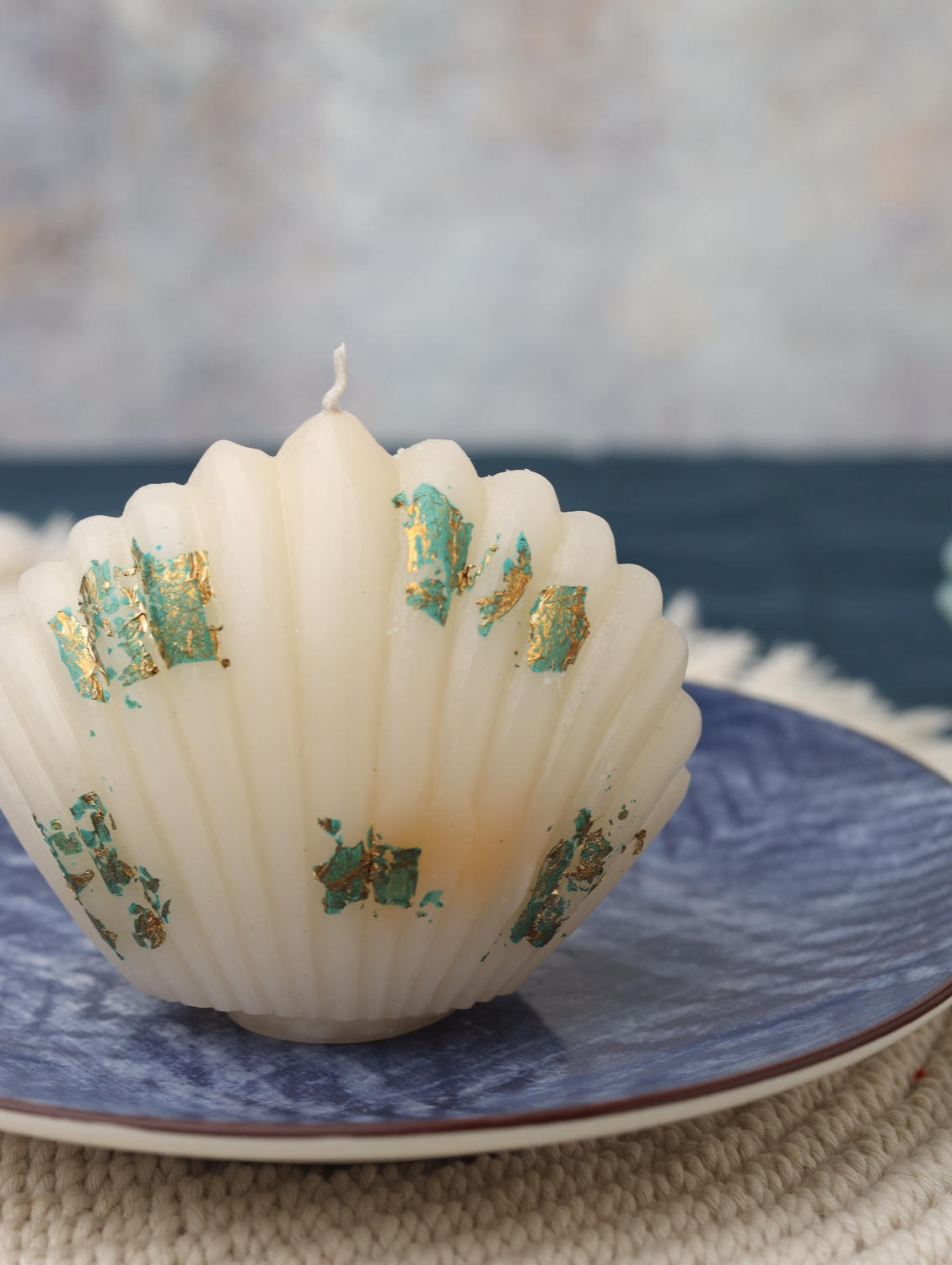 Seashell Candle - Ivory & Gold Flakes